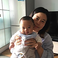 恭喜小伙子4个月啦 看到妈妈下班回到家，你会开心的笑了 就是有点胖，妈妈抱不动啊，咋整？