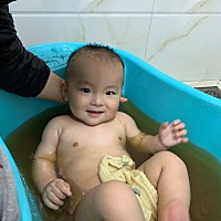 生了个从来都怕爹累着的老板[囧] 我抱 一直哼哼唧唧 要你抱着走 各种看👀 粑粑 坐着可以自己玩很久 还...