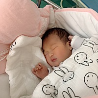 3.23号出生6.9斤，之前医生说偏小什么的，说的好吓人，生下来最实在，超可爱😎😎