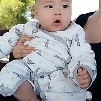 1月10斤  会发出蝦声 2月13斤  会抬头会追视 3月15斤  会吸手会笑出声 4月16斤  会翻身会叽叽喳喳 5月17...