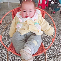 闺女6个半月，一天喝三次奶粉，一次米粉，一次鸡蛋。