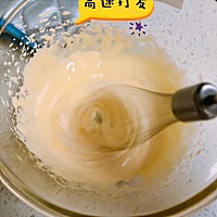 图一：蛋黄3-5个，加几滴柠檬汁。适量奶粉，搅拌均匀。酸奶的粘稠状就可以啦。 图二：打蛋器高速打发，...