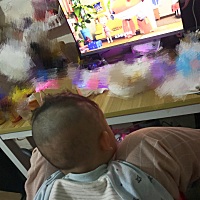 这个月从老家上广东宝宝学会了好多技能，因为在老家穿的多走，在广东穿的少学的也快，她这个月会看电视...