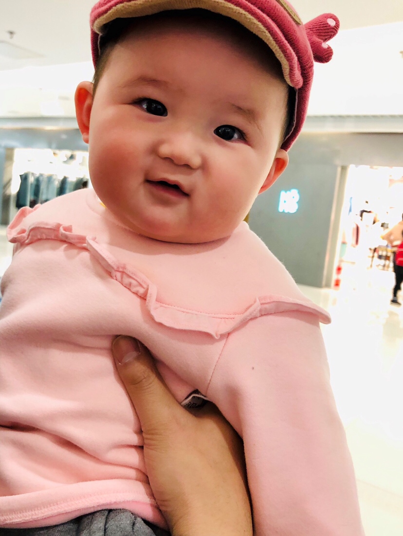 每周末必去新奥逛逛，人多热闹她很开心