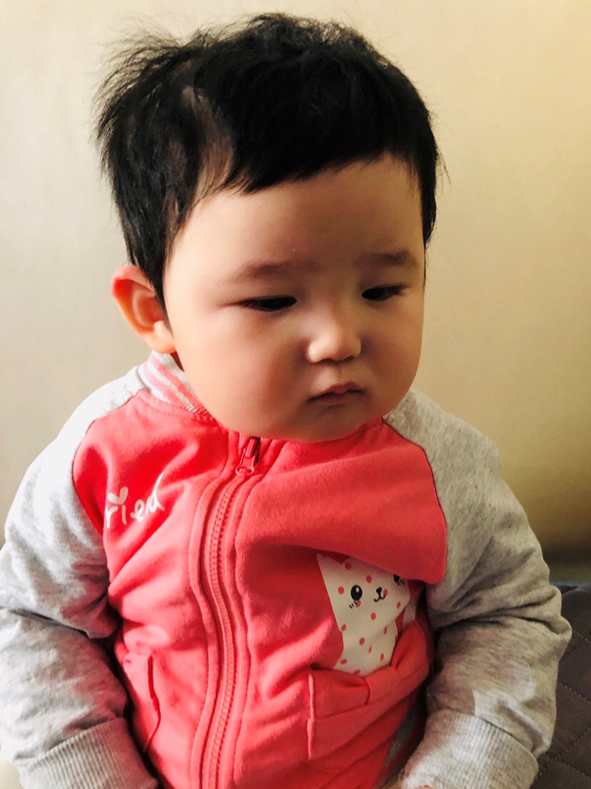 我在家办公，她非要坐我旁边看着我，她玩她的