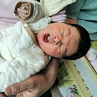 今天我家“快快”做了两件大事 麻麻帮快快第一次剪指甲 婆婆帮快快第一次剪头发，出生第六天剪了个锅盖头
