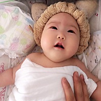 你们宝宝睡觉都是睡一会就容易醒吗？我家两个多月了，明明很困，刚眯一会放床上睡不到十分钟就醒了，怎...