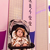 带小祖宗去了附近的商场，口罩一把扯掉，帽子一把扯掉，在车子上转来转去，老母亲独自带出门真的太累了。
