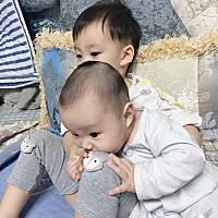 我自己带两个宝宝，真的是辛苦 有点累，但就是不想给婆婆带，他们的那种老思想怎么说都改不了的呀！而且...