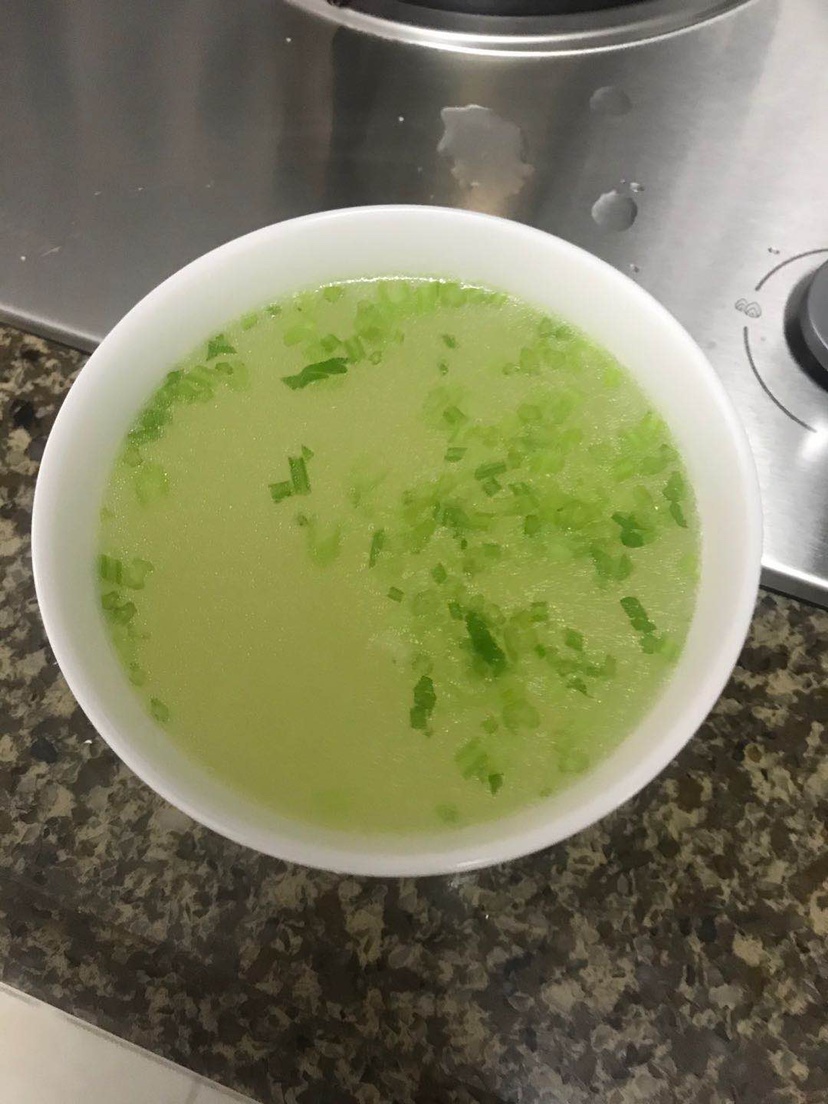 小银鱼炖出来的汤下点芹菜粒，味道不腥，很甜哦