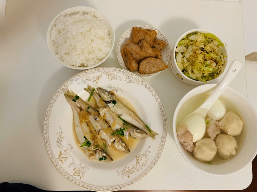 晚上6点半晚餐（鱼，菜，汤，肉）