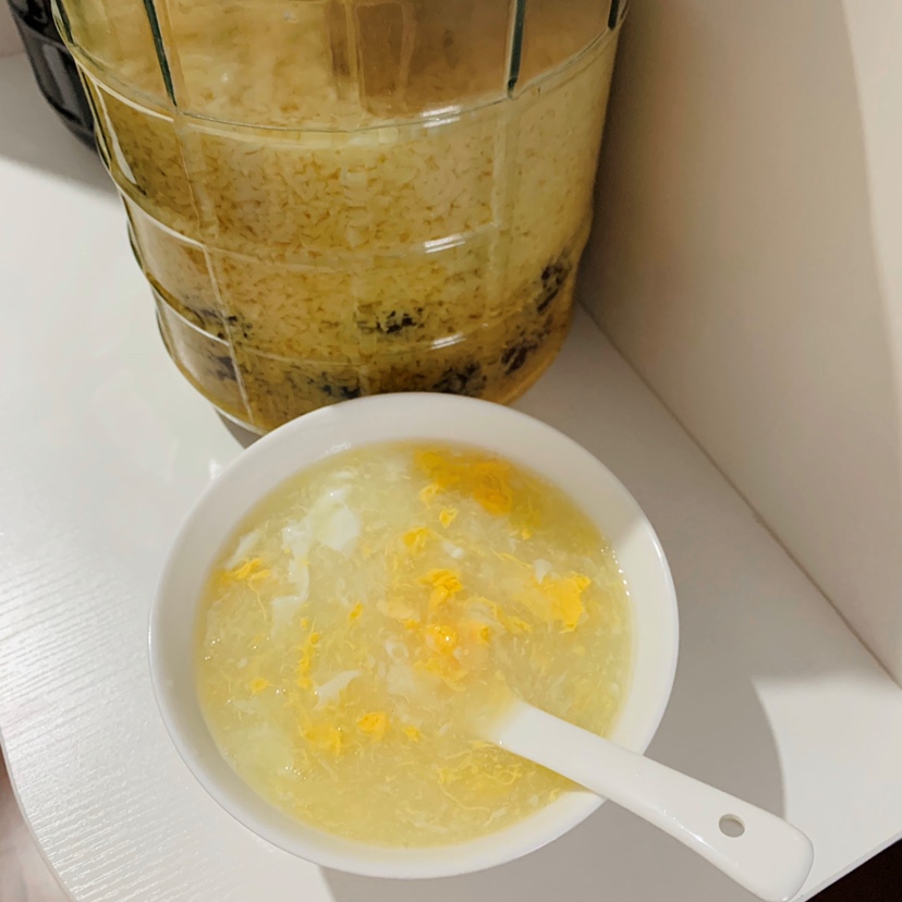 晚上10-11点吃的点心（糯米甜粥下鸡蛋，煮好在下一勺提前几个月泡好的黑枣糯米甜酒酿，吃完脸蛋红扑扑，出身汗，睡觉）
