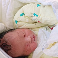 25号早上7点上厕所发现见红，下午办住院，期间肚子都没有痛。 半夜开始出现不规则宫缩，每隔十几分钟痛...