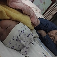 出院以后，妈妈回家了，婆婆一天忙着洗洗刷刷烧饭接待亲友，我与孩子待在房间过上了被圈养的生活。 无数...