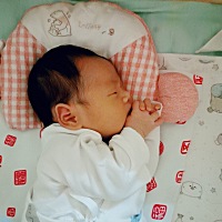 我家宝宝出生就喝爱他美卓萃，但是粑粑里有瓣，我妈我婆婆就各种嫌弃爱他美，这几天给转飞鹤奶粉了，但...