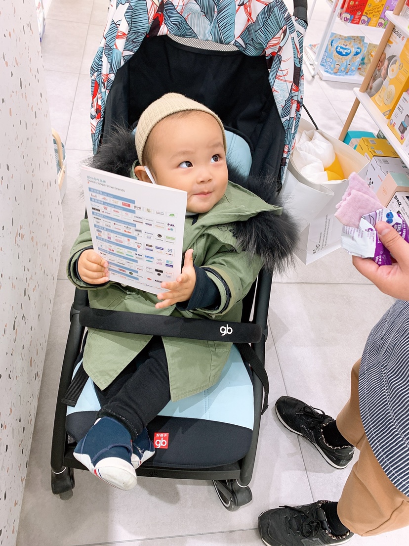 逛母婴店，小姐姐又是喂各种小零食又是讲故事，把小玉米哄的不想走了。