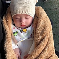 母乳兼奶粉喂养 从出生时就被怀疑是不是抱错的女儿 已经是个小美女了 身高68厘米体重7.8公斤 初当妈妈的...