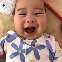 医生说宝宝手指内扣属于不好的现象，如果六个月还这样就要进行治疗了，听了好害怕，他都五个月了还是会...