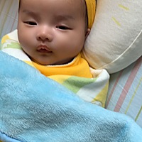 宝宝嘴巴一圈白，有人说是奶泡，也有人说缺铁，还有说我吃的太咸。我想请问各位有类似经验的宝妈告知，...