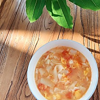 10个月宝宝不能吃盐，所以用西红柿提味，宝宝特别爱吃。