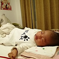 这小孩现在越来越难带了，以前吃奶粉，不爱吃母乳，每次都想办法逼着她吃，费劲吧啦现在竟然喜欢上了吃...