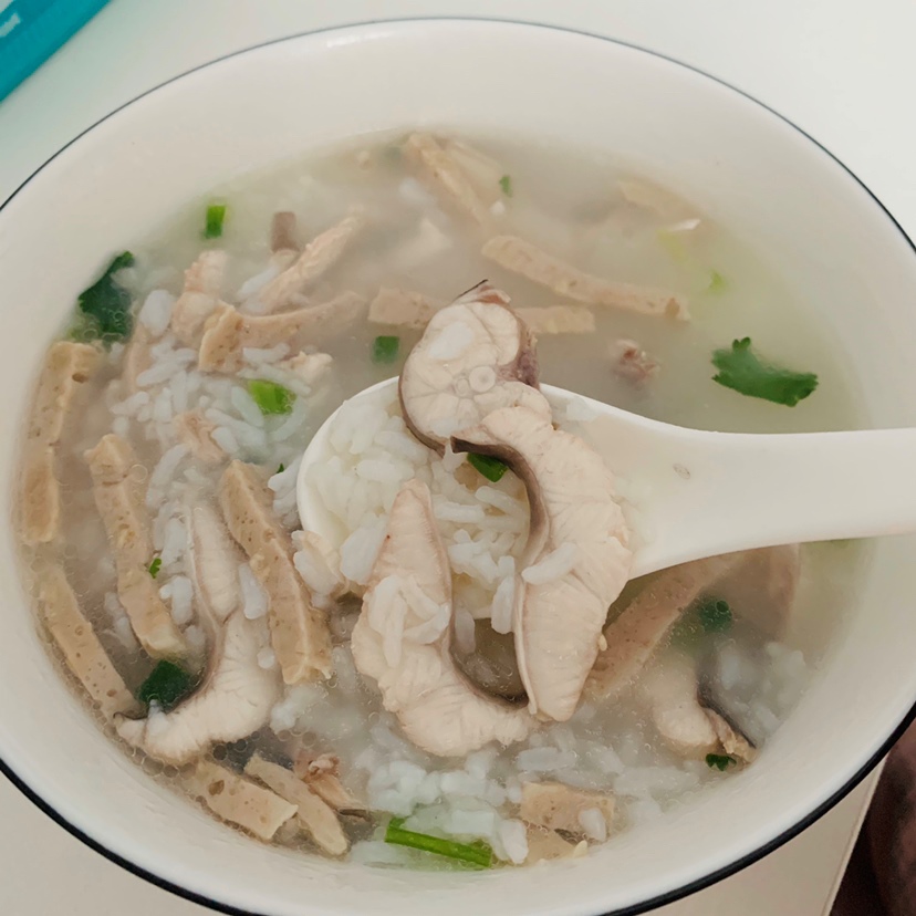 10点钟左右的一碗热腾腾的粥（鲨鱼 肉饼 瘦肉）