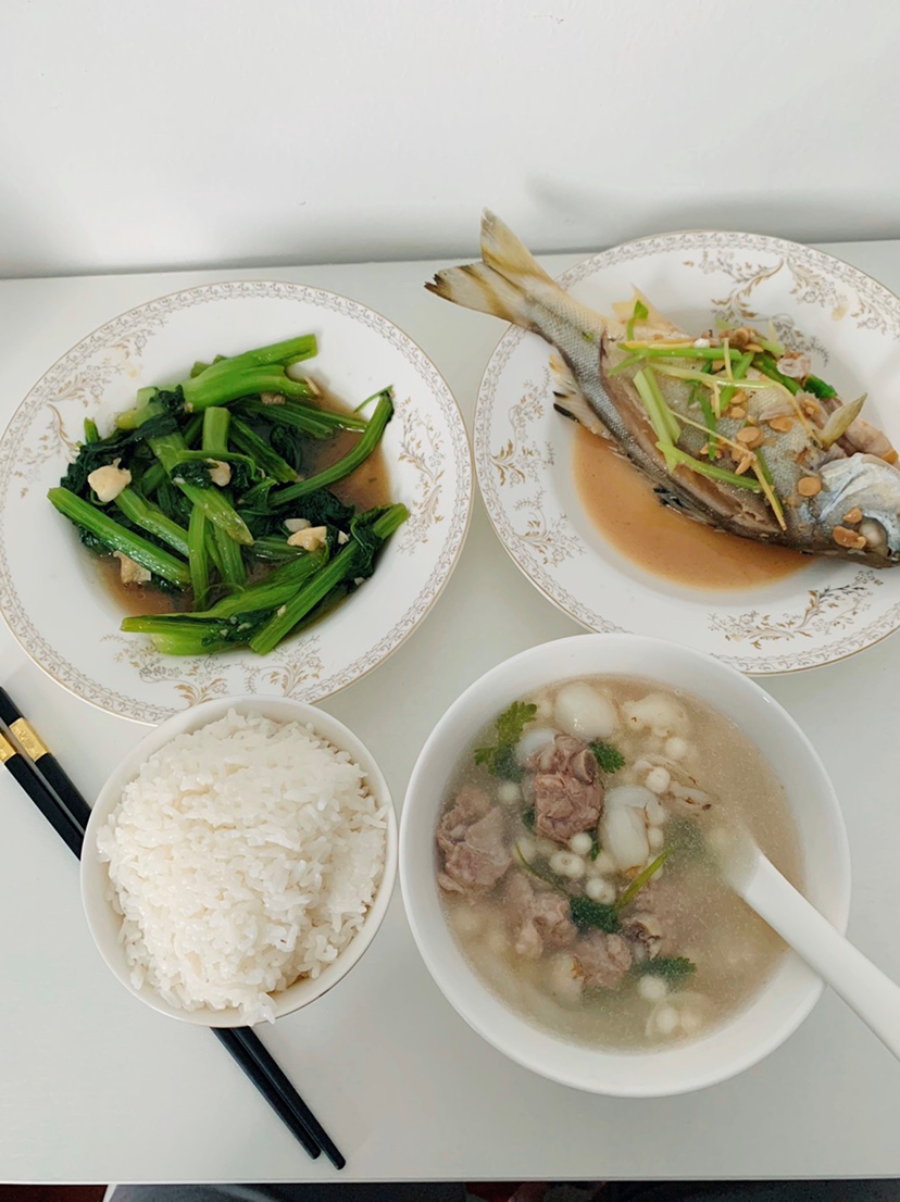 晚餐时间（白米饭 春菜 忘记名字的鱼 芡实排骨百合汤）