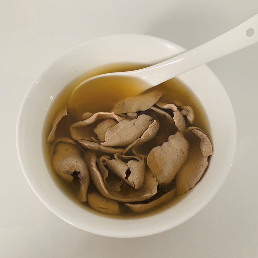 早上8点钟左右的（猪腰）煮好后下一勺海马粉（需要提前将整只海马磨粉再炒香，用玻璃瓶存起来放冰箱保存哦）每天都是由婆婆煮给我吃的☺️