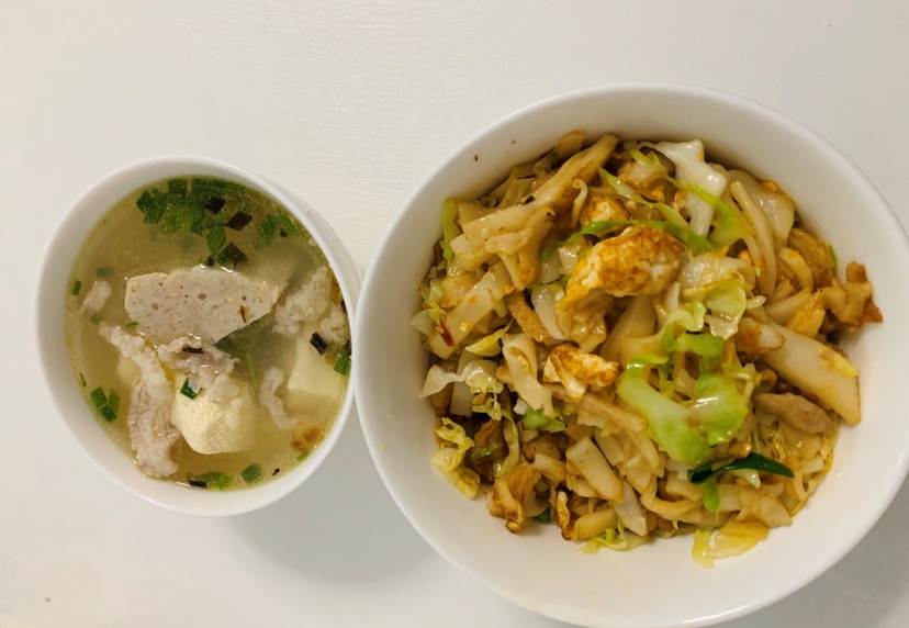 中午12点钟的（炒粿条 豆腐瘦肉汤）老公炒的好吃😋
