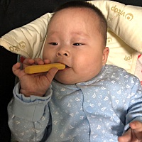 介个宝宝，昨天开始吃辅食了，苹果泥，磨牙棒，吃的真香！