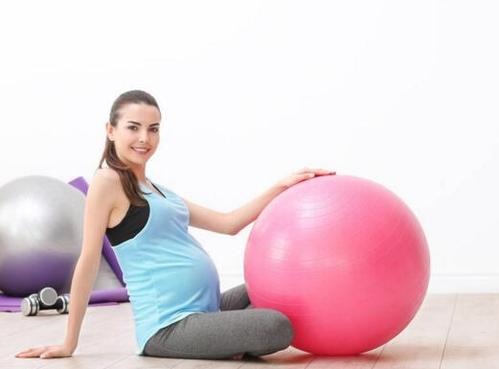 ❤孕后期能做瑜伽吗? ❤
 
在孕后期，孕妈妈是可以做瑜伽的。因为在怀孕后期三个月——简单的瑜伽姿势和契合法让孕妈妈更舒适。但是在后期的三个月中，前弯姿势对腹部有压力，所以练习起来会有困难并且不舒服，让人最舒服的都是比较简单的姿势。 

其实在整个怀孕期间孕妈妈都是可以适当地进行一些运动锻炼的，如果是没有什么运动细胞的孕妈妈也可以采取慢走或者散步的方式来进行锻炼。而且运动也是有助于孕妈妈在后期的分娩过程中更加顺利的，也可以增强孕妈妈的体质