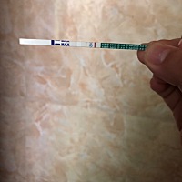 之前用排卵试纸测都是弱阳性，昨天榴莲吃多了第二天早上起来想吐，结果用试纸测隐隐约约看到两条杠（图...