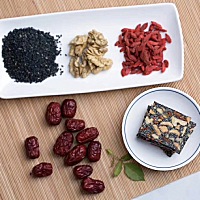 🌺中医道： “凡是女人病，皆是气血虚。 凡是容颜老，皆是气血淤。” ◄阿胶糕每日2片 益气养血、活血...