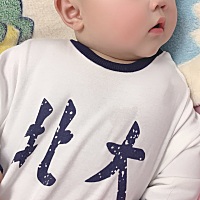 想问在座的宝妈们，是不是不能每天给宝宝洗澡游泳？昨天听一个朋友说不能每天给宝宝洗澡对宝宝不好，但...
