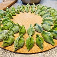 今天老公中午也回家吃饭了，我和婆婆学着擀面皮，做饺子，吃着吃着小冬宝拉臭臭了，不知怎么回事，拉的...