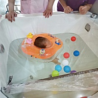 肚脐脱落两天了终于可以游泳啦，全母乳喂养的小胖妞，老母亲很是操心你的体重呀，长大一点了不能这么胖...