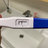 有经验的姐妹帮忙看看，我这是有了还是？今天开始小肚子、肚脐有点酸，就测了，之前几个月也测过，连这...