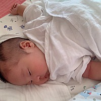 1.减少吞咽空气 不要在宝宝哭闹的时候喂奶，也不要在宝宝认真吃奶的时候逗宝宝，注意宝宝吃奶嘴或乳头是...