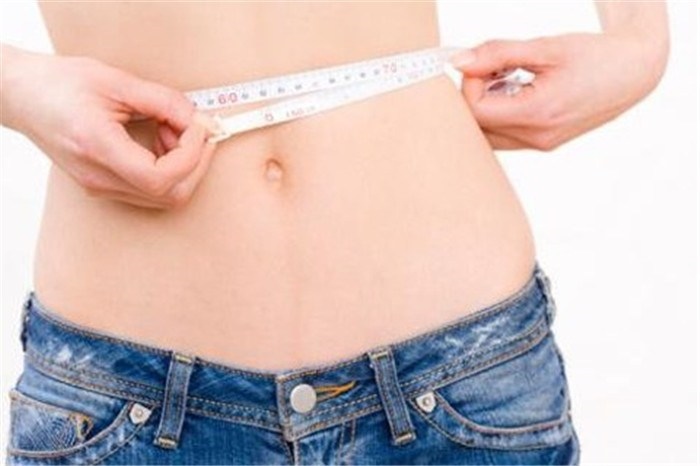 给妈妈们推荐四个产后瘦肚子的动作：
一.膈肌深呼吸
仰卧平躺在垫子上或床上，用靠垫支撑头和肩膀，双腿屈膝。双手放在腹部，用鼻吸气时缓缓鼓起腹部，用嘴呼气时收紧腹部肌肉。
二.改良版仰卧起坐
仰卧平躺在垫子上或者床上，双腿屈膝。深深吸一口气，然后轻轻抬头，伸直手臂的同时呼气。再缓缓回归原位，吸气放松。
三.左右扭腰
仰卧平躺在垫子上或者床上，双腿紧贴屈膝。收紧腹部，慢慢向右转动腰部。使右膝的外侧尽量贴地，上半身保持不动5秒钟，再转回中间。接着转向左侧，重复之前动作。
四.臀部抬起运动
仰卧平躺在垫子上或床上，双腿屈膝。收紧臀部及腰背肌肉，将臀部撑高至和腰背呈一条直线（刚开始可以稍弯曲，慢慢加大强度，直到能做到标准）。稍微停顿后，再慢慢放下臀部。
这些小招式最大的作用就是能强化腹部肌肉。肚子上那坨软塌塌的肉，就靠你通过持之以恒的锻炼亲手消灭了。