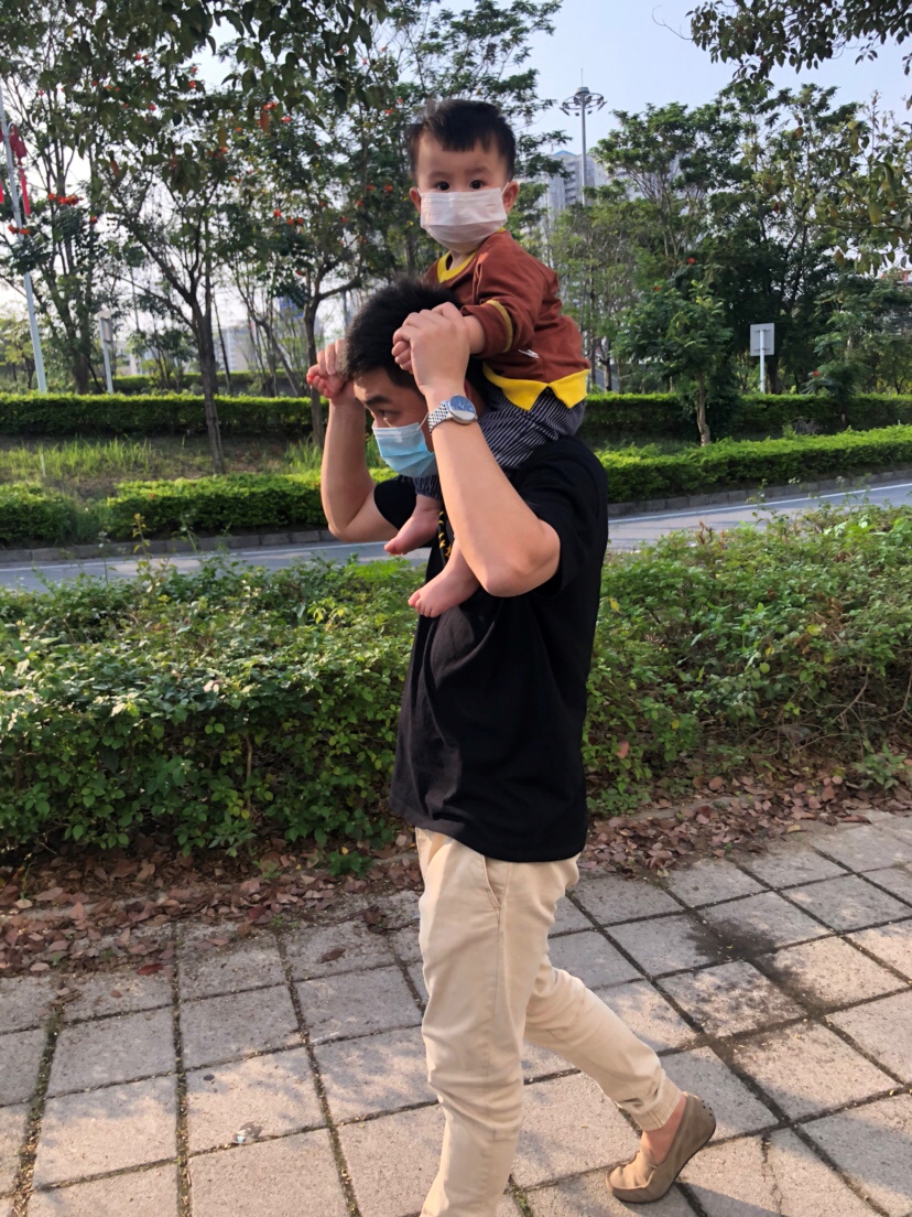 疫情后的第三次出门散步，小朋友可高兴了