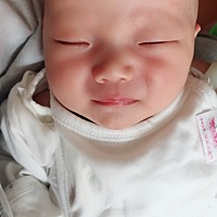 妈妈困的都睁不开眼睛了，还好不哭不闹