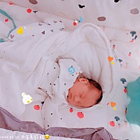 把自己的小脸蛋儿抓破了😂