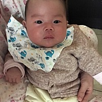请教一下大家，像不像糖宝，低鼻子，眼距宽