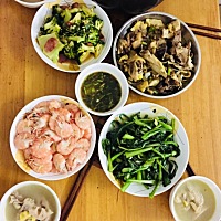 陪大宝上网课，辅导作业，照顾小宝吃喝拉撒，洗洗刷刷等待老公下班，一家人坐一起吃晚饭，这就是我生活...