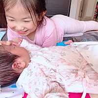 自从出院回家，大宝每天趁着二宝醒着都得陪二宝玩一会儿！其实弟弟现在除了吃就是睡😄看着大宝甜甜的...