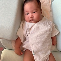 1.排气操 可以涂点抚触油或按摩油在手上，轻轻的顺时针为宝宝按摩腹部，每天2-3次，可以上网搜索排气操...
