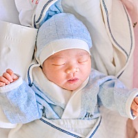 宝宝出生照，纪念一下