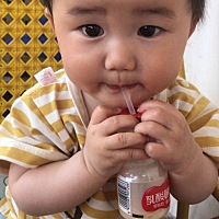 宝宝七个月了，今天早上我在做饭让大宝看着妹妹他居然拿了一瓶乳酸菌饮料给妹妹居然喝完了.哥哥很疼爱妹...