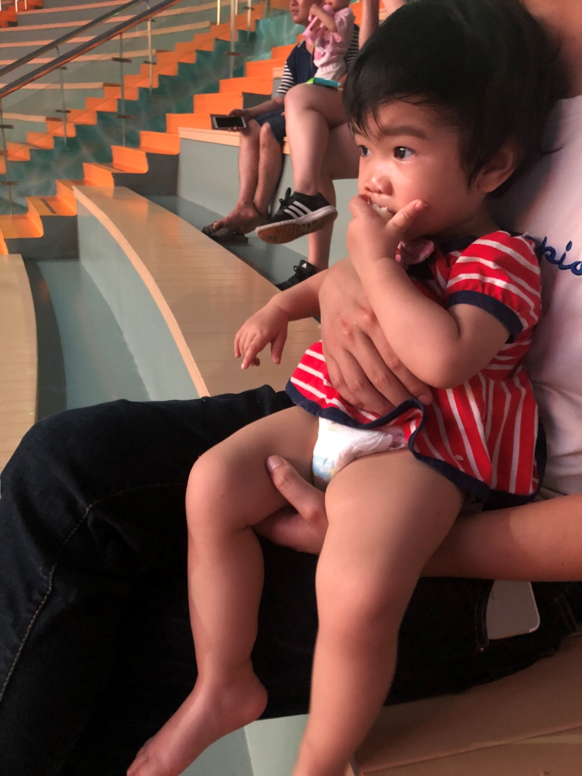 爸爸带着妹妹观摩演