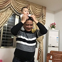 宝宝👶现在还站不稳，但是又爱别人扶着站，可好玩了